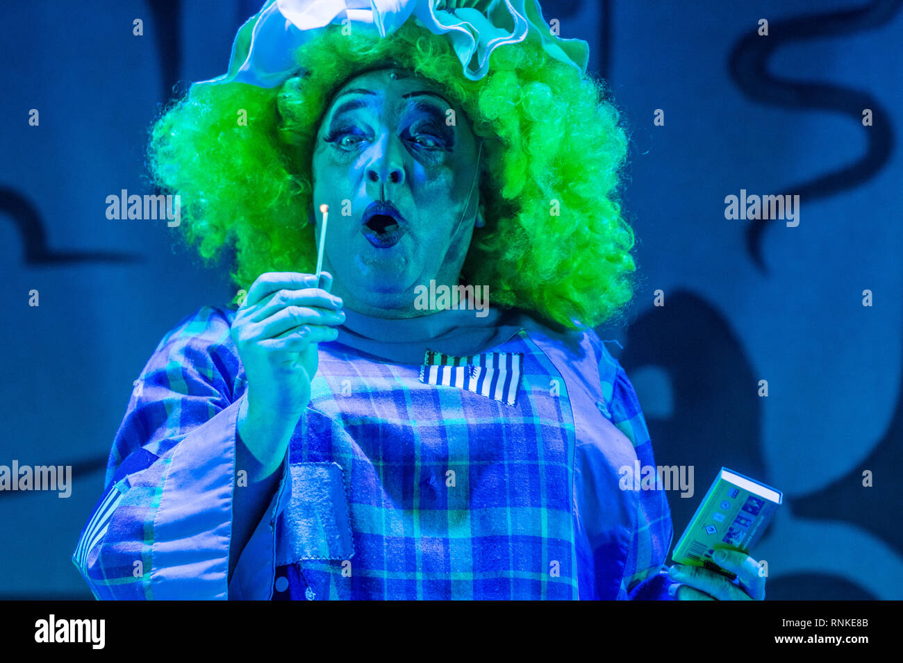 Der Pantomime Dame (Mann verkleidet als groteske Karikatur einer Frau) in einem Laienhaften nicht-professionellen lokalen Theater Company (die Aufseher) Performance auf der Bühne Aberystwyth Arts Zenter. Januar 2019 - Stockfoto