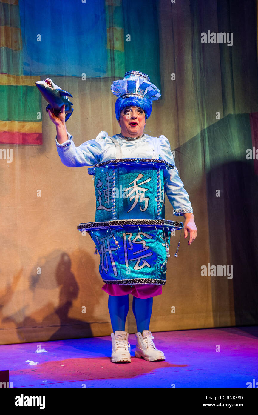 Der Pantomime Dame (Mann verkleidet als groteske Karikatur einer Frau) in einem Laienhaften nicht-professionellen lokalen Theater Company (die Aufseher) Performance auf der Bühne Aberystwyth Arts Zenter. Januar 2019 - Stockfoto