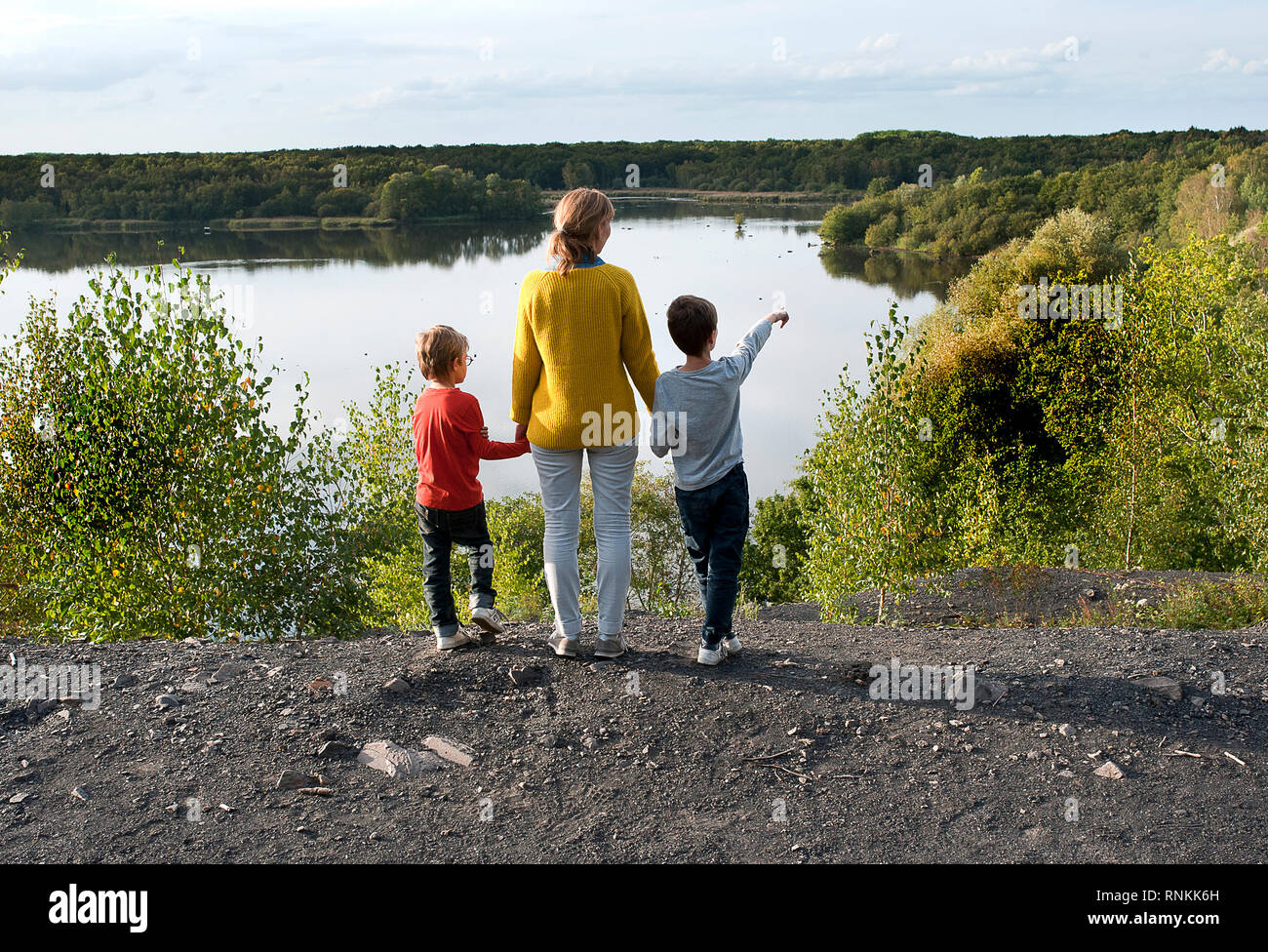 Frau, Mutter mit ihren beiden Kindern, zwei Hände halten, mit Blick auf den See "Lac de la Mare' in Goriaux, im Wald von Raismes-Saint Amand Wallers, Steilhang Stockfoto