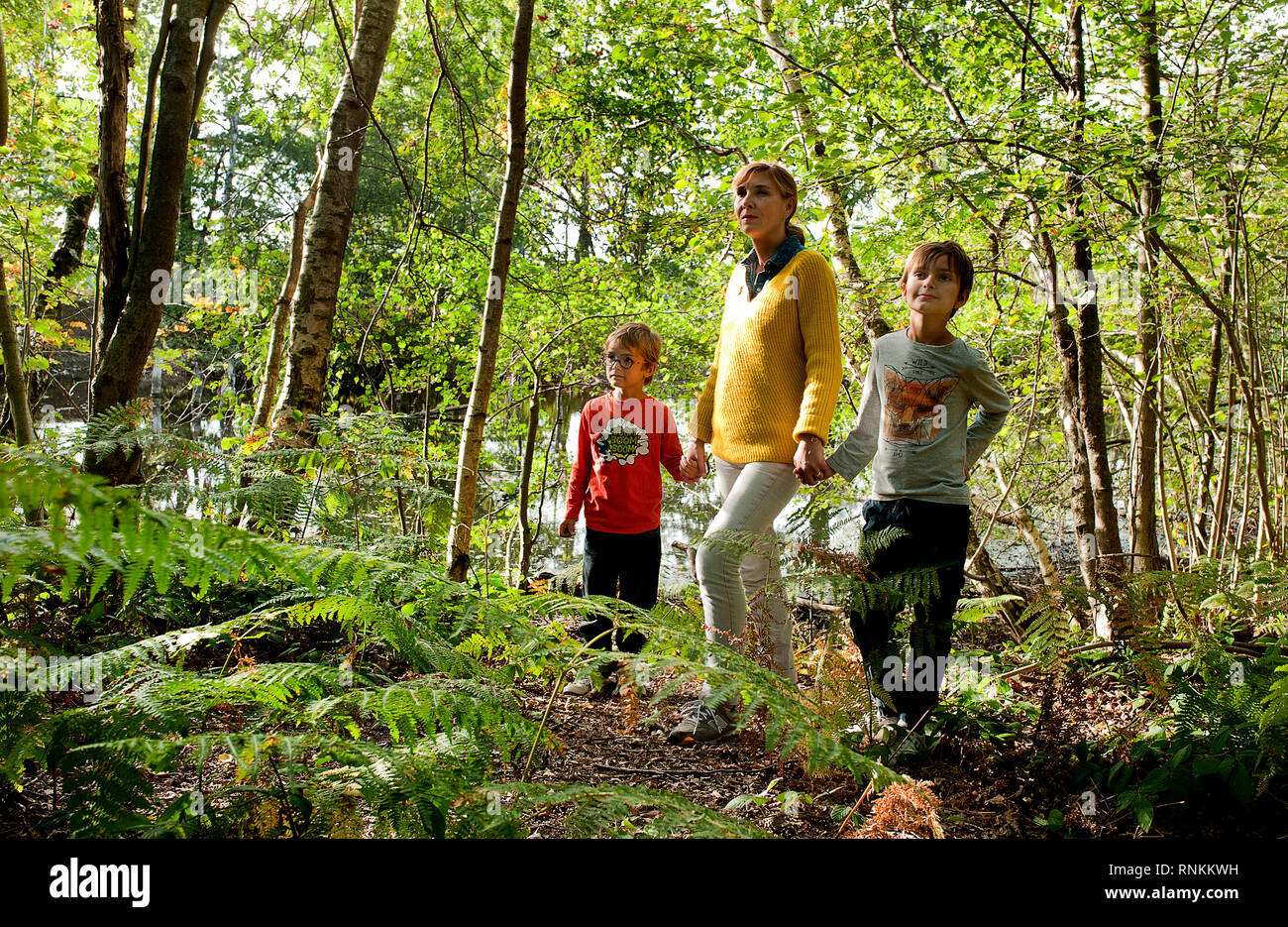 Familie in der staatlichen Wald von Regionaler Naturpark Scarpe-Escaut, Naturschutzgebiet der Regionale Naturpark Scarpe-Escaut (Nordfrankreich). Frau, mo Stockfoto