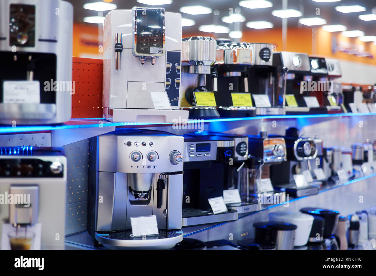 Reihe der viele Kaffee Maschinen ist auf Verkauf an Showcase in speichern. Rabatt oder Sell-out-Konzept Stockfoto