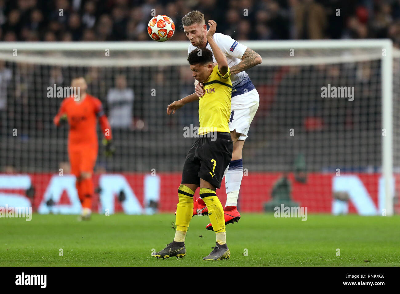 Toby Alderweireld von Tottenham Hotspur gewinnt eine Überschrift gegen Jadon Sancho von Borussia Dortmund - Tottenham Hotspur v Borussia Dortmund, UEFA Champions Stockfoto