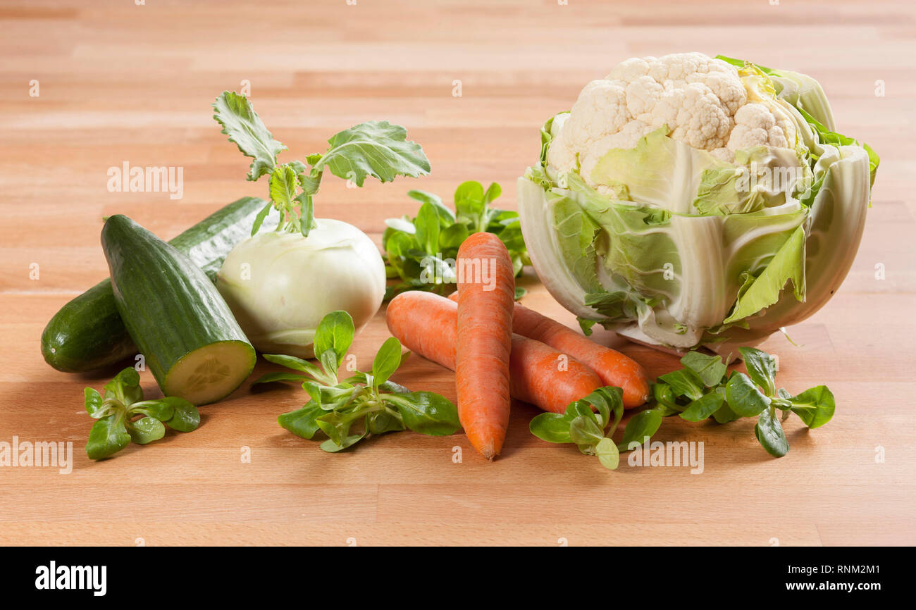 Gemüse und Kräuter: Basilikum, Blumenkohl, Gurken, Karotten und Kohlrabi, Deutschen Rübe. Studio Bild auf Parkett. Stockfoto