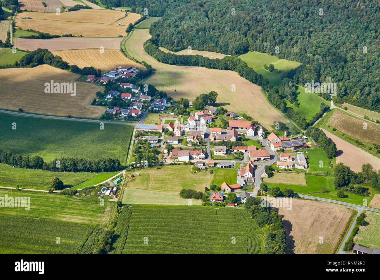 Die Stadt Obersteinbach aus der Luft gesehen. Gemeinde Rauhenebrach - Landkreis Hassberg, Bayern, Deutschland Stockfoto