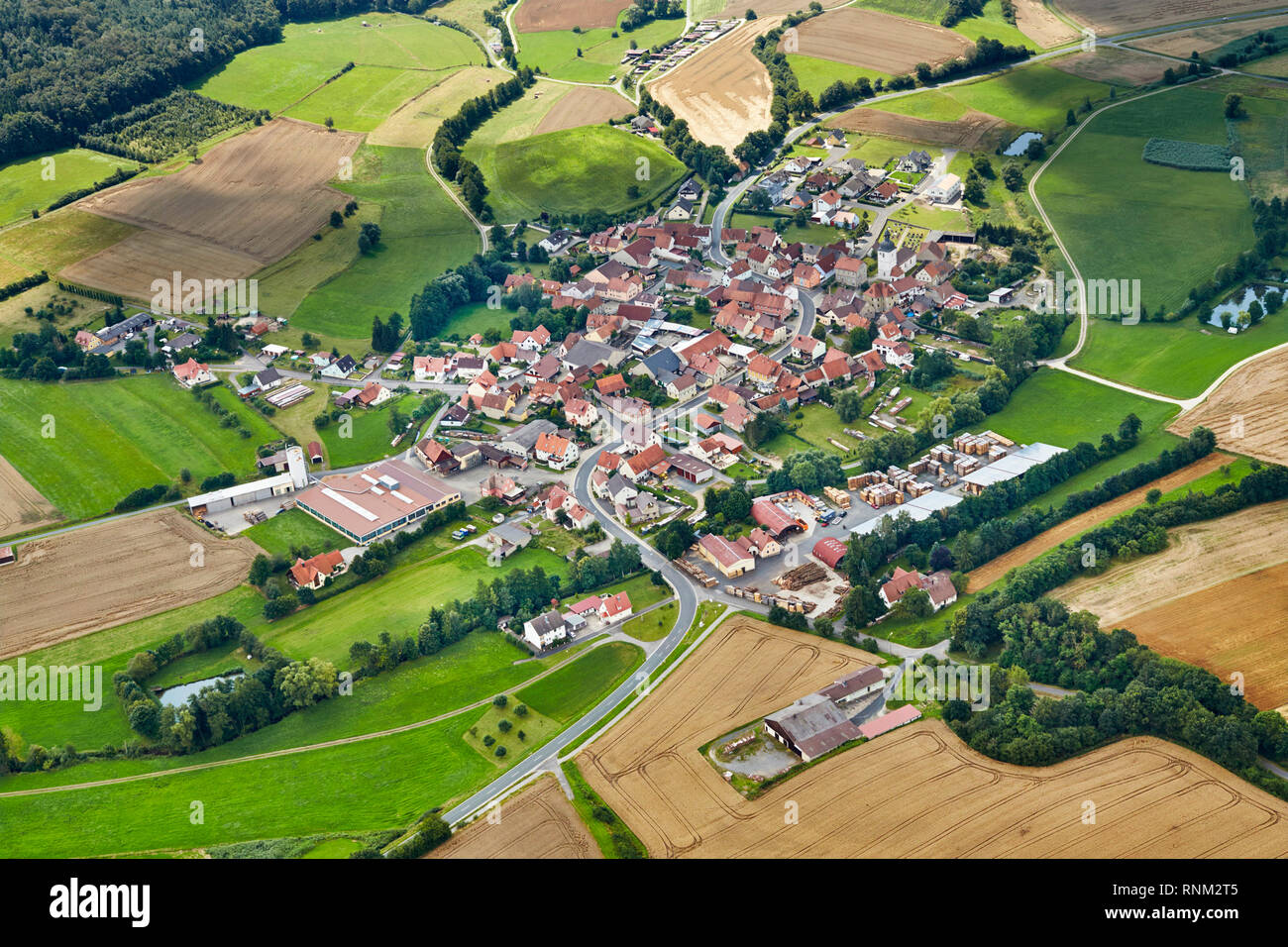 Die Stadt Wustviel aus der Luft gesehen. Gemeinde Rauhenebrach - Landkreis Hassberg, Bayern, Deutschland Stockfoto