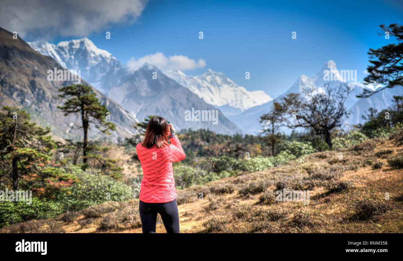 Ein einsamer Fotograf in die herrlichen Berge des Himalaja. Stockfoto