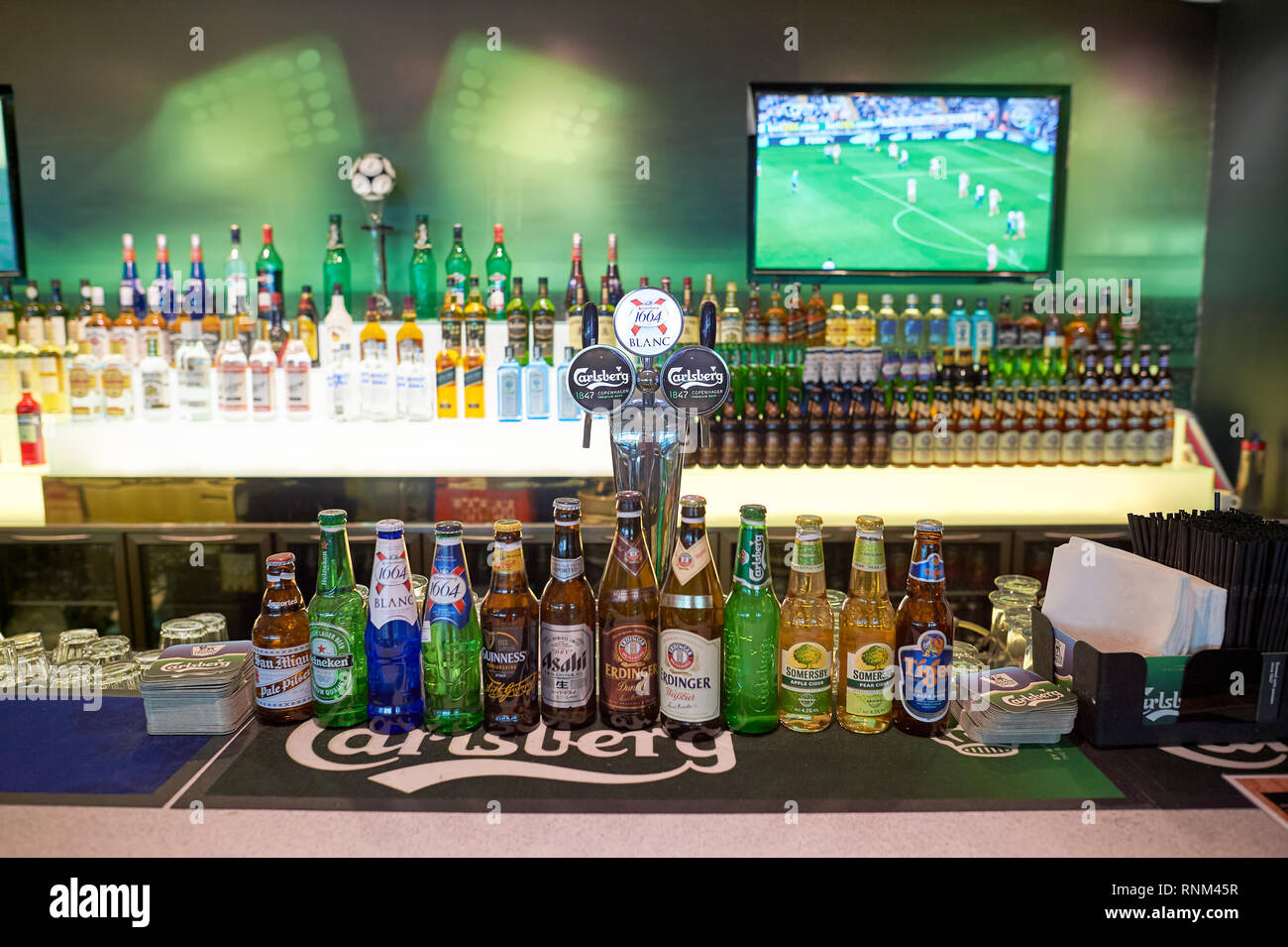 Singapur - ca. November 2015: Alkohol in einer Bar am Flughafen Singapur Changi. Changi Airport ist der primäre zivilen Airport für Singapur und eines Stockfoto