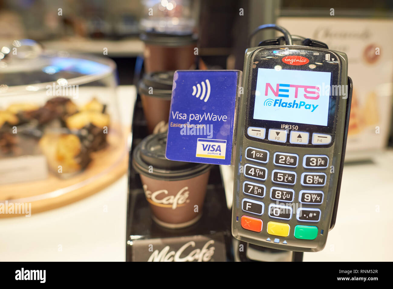 Singapur - ca. November 2015: Payment Terminal im McCafe am Flughafen Singapur Changi. Ein payment Terminal ist ein Gerät, das Schnittstellen mit der Zahlung Stockfoto