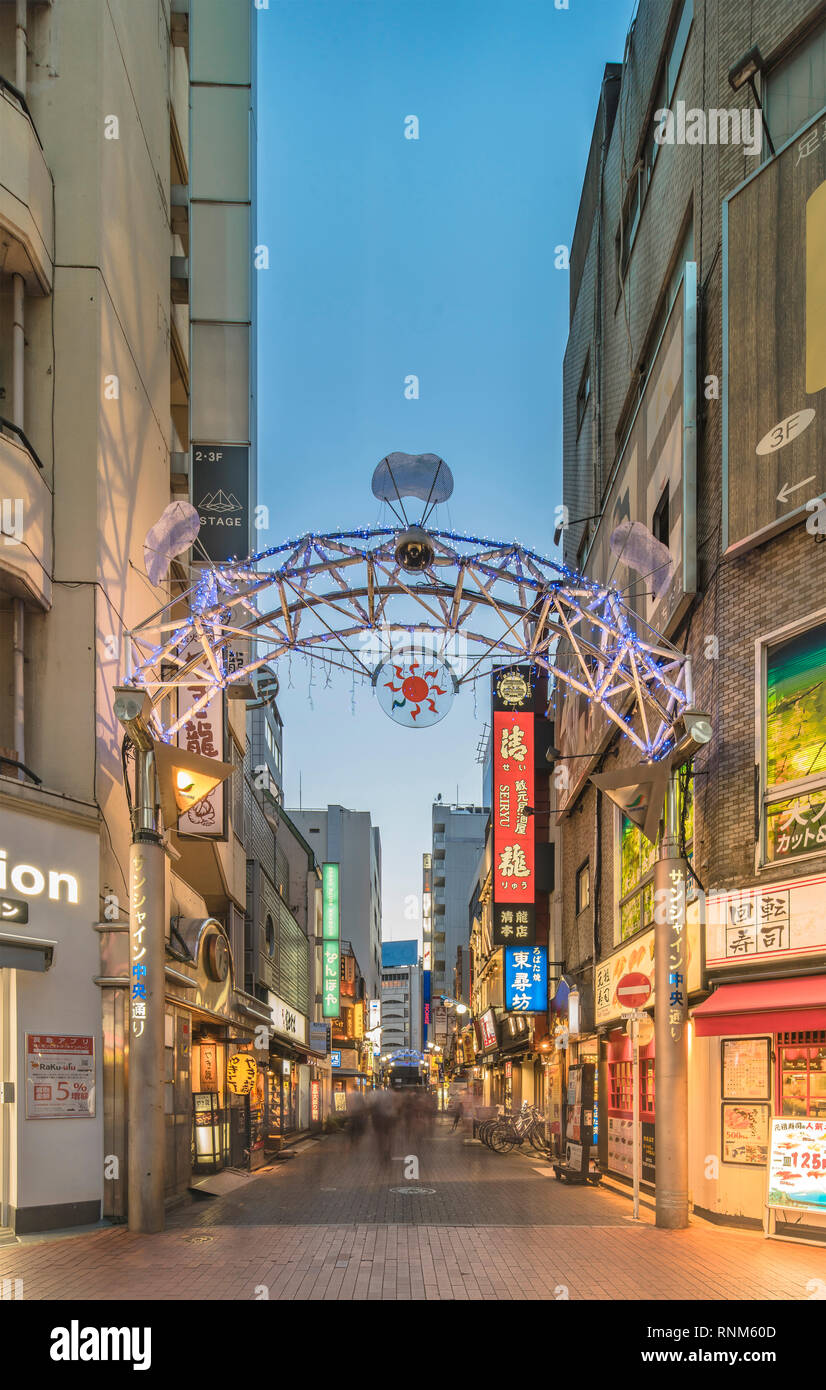 Beleuchteter Eingang Tor der Sonne zentralen Straße verbindet den Ausgang Ost von Ikebukuro Station Linien mit Restaurants, Geschäften, Game Center und Stockfoto