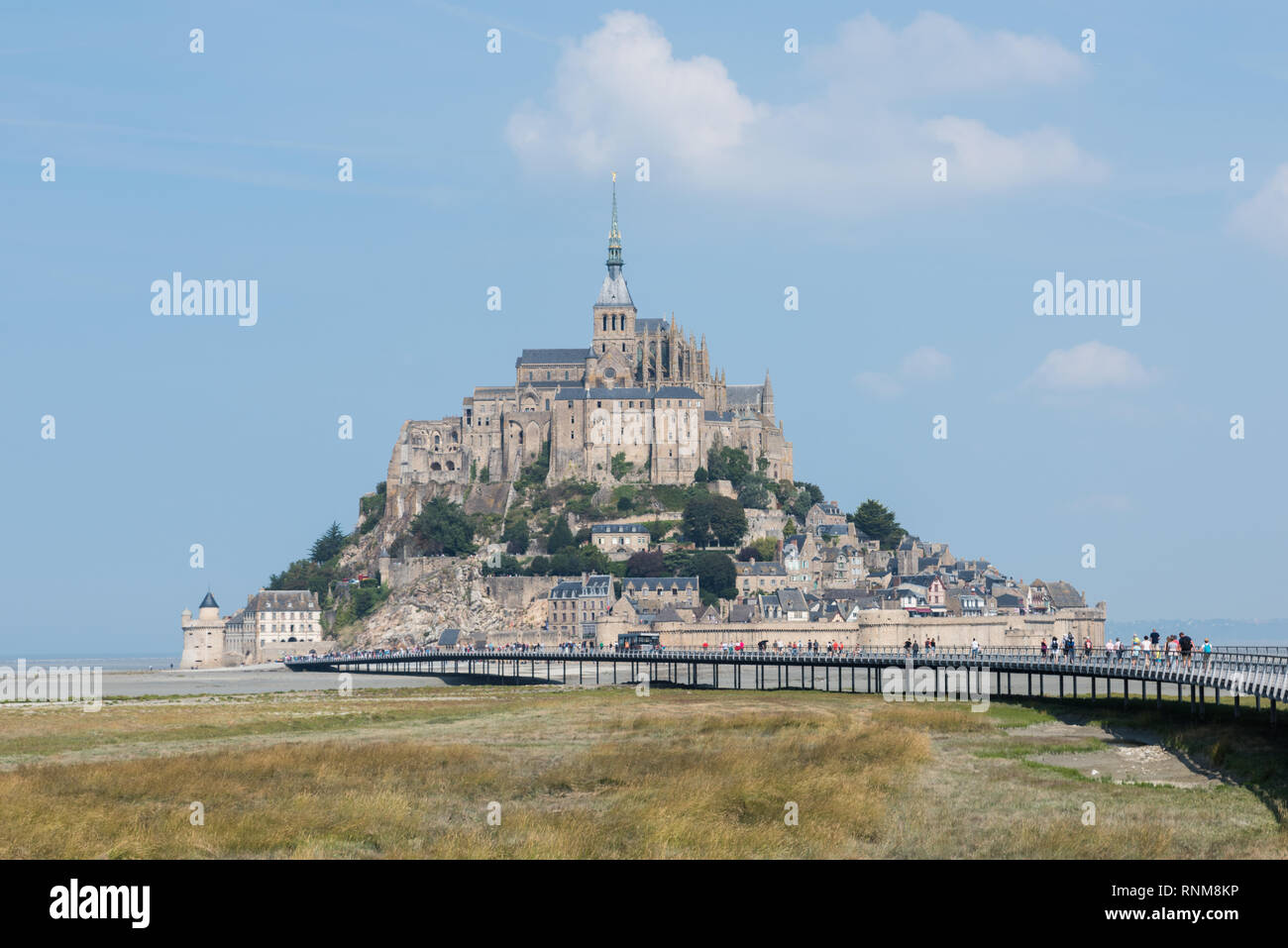 Mont-Saint-Michel von der neuen Brücke aus gesehen Stockfoto