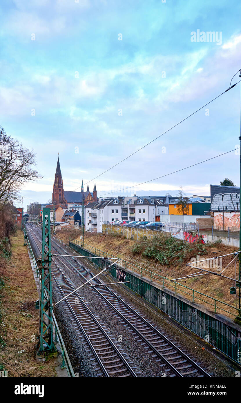 Bahnstrecken in Schwerin mit Blick auf die St. Paul's Kirche in der Altstadt. Deutschland Stockfoto