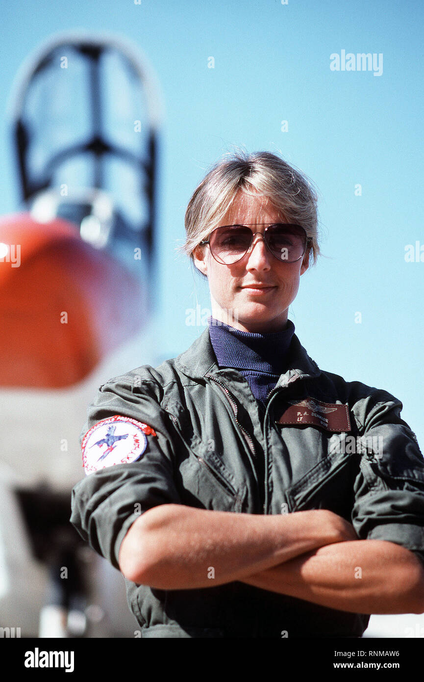 1982 - LT Patricia A. Denkler, zugeordnet zu den Training Squadron 4 (VT-4), steht vor einem TA-4J Skyhawk Flugzeuge. Denkler wurde der erste Marine Frau Träger in einem Jet qualifiziert, wenn sie an Bord der Flugzeugträger USS Lexington (AVT-16) im September gelandet werden. Stockfoto