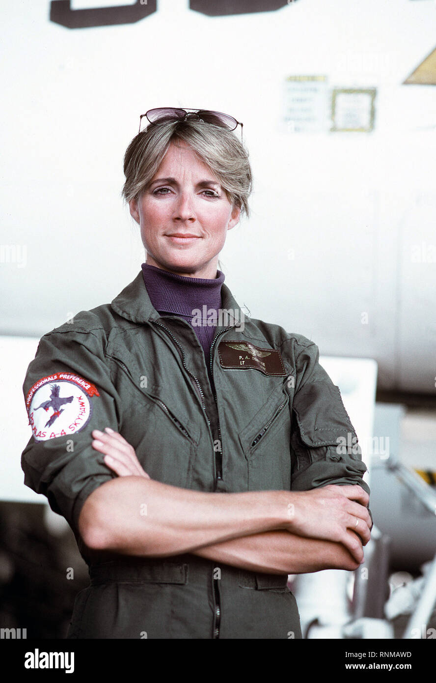 1982 - LT Patricia A. Denkler posiert für ein Foto. Denkler wurde der erste Marine Frau Träger in einem Jet qualifiziert, wenn sie an Bord der Flugzeugträger USS Lexington (AVT-16) im September gelandet werden. Stockfoto