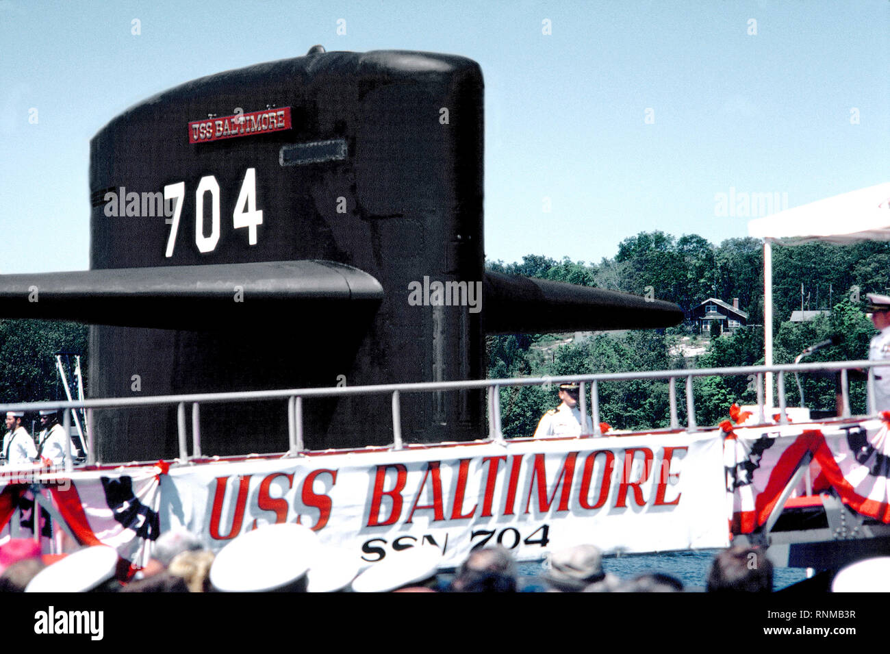 1982 - ein Blick auf das Segel des Nukleargetriebenen Angriffs-U-Boot USS BALTIMORE (SSN-704), mit Bunting drapiert Schiene, die während der Inbetriebnahme Zeremonie. Stockfoto