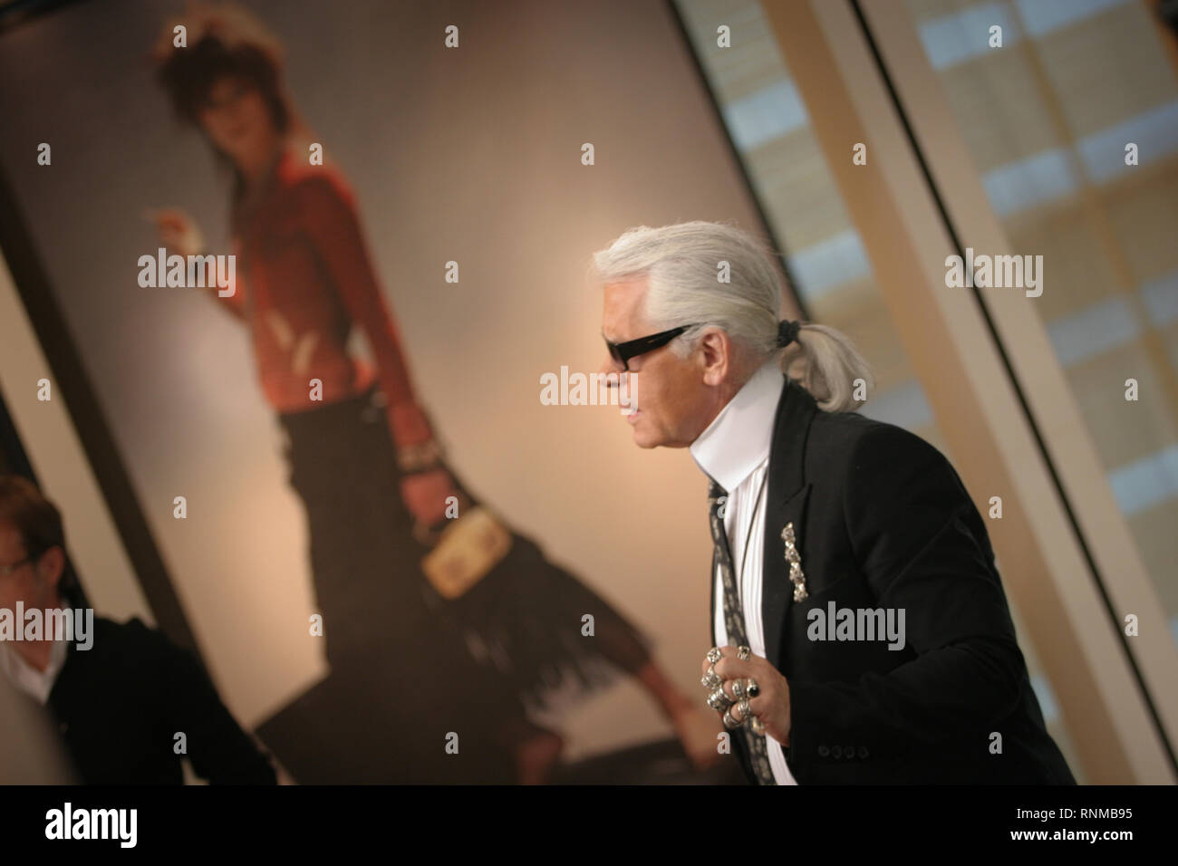 Karl Lagerfeld und Modelle backstage bei Chanel "Coco Moden eine Tokio" zeigt in der neuen Chanel Store in Ginza, Tokyo, Japan, 03.12.04. Die 'Coco eine Tokio" zeigen, war das erste Mal Chanel Kleidung außerhalb Paris, Frankreich uraufgeführt wurden. Auch Aufnahmen von Menschen einkaufen im neuen Store. Stockfoto