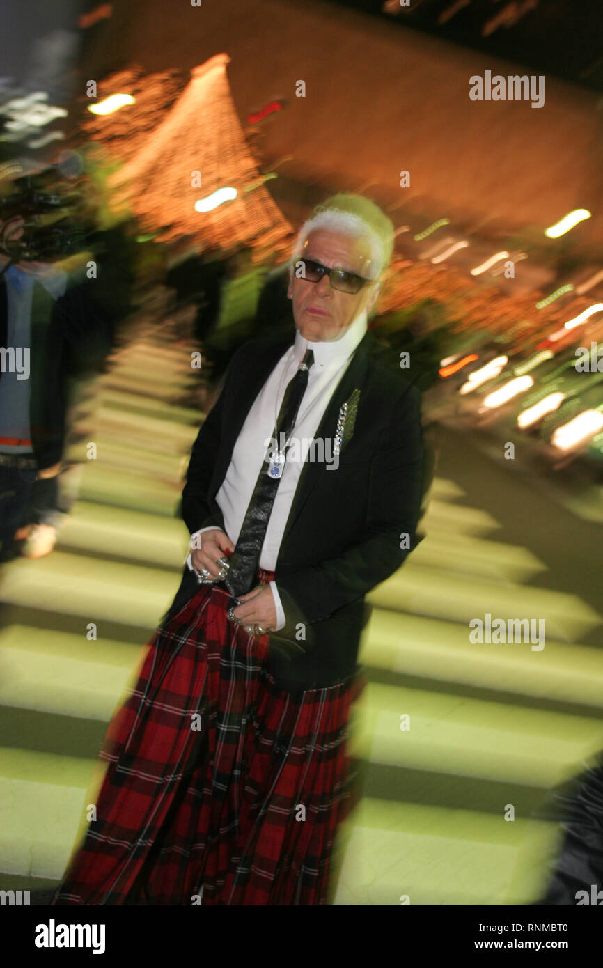 Karl Lagerfeld und Modelle backstage bei Chanel "Coco Moden eine Tokio" zeigt in der neuen Chanel Store in Ginza, Tokyo, Japan, 03.12.04. Die 'Coco eine Tokio" zeigen, war das erste Mal Chanel Kleidung außerhalb Paris, Frankreich uraufgeführt wurden. Auch Aufnahmen von Menschen einkaufen im neuen Store. Stockfoto