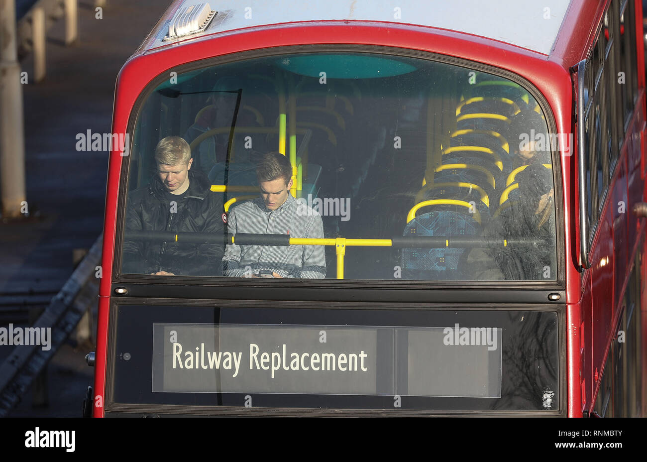 Austausch einer Schiene Bus fährt auf der A 23 in Brighton. Die London nach Brighton Bahnstrecke ist derzeit für 9 Tage als Network Rail geschlossen dort weiter Verbesserung Projekt auf die Brighton Main Line. Die Verbesserung arbeitet auf die Brighton Main Line sind ein wichtiger Teil einer Â £ 300 Millionen Regierung finanziertes Programm zu verzögern Hotspots anzugehen und die Zuverlässigkeit der Eisenbahn in den Süden Osten, einschließlich der erweiterten Thameslink Netzwerk steigern. Die Brighton Main Line ist ein Key rail Route, verbindet den Flughafen Gatwick und der Südküste mit London und wird von 300.000 Menschen jeden Tag genutzt. 19. Februar 20. Stockfoto