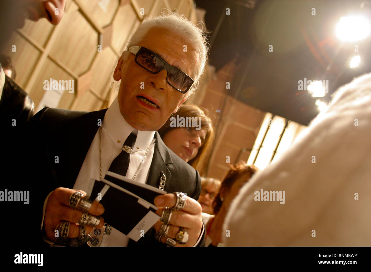 Karl Lagerfeld und Modelle backstage bei Chanel "Coco Moden eine Tokio" zeigt in der neuen Chanel Store in Ginza, Tokyo, Japan, 03.12.04. Die 'Coco eine Tokio" zeigen, war das erste Mal Chanel Kleidung außerhalb Paris, Frankreich uraufgeführt wurden. Auch Aufnahmen von Menschen einkaufen im neuen Store. Stockfoto