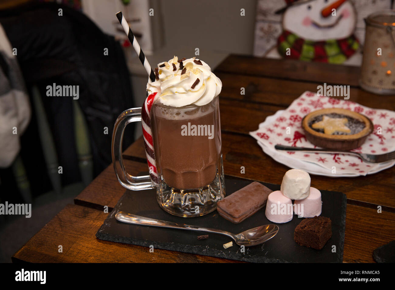 Großbritannien, England, Lancashire, Rawtenstall, Bank Street, Herr Fitzpatricks Temperance Bar, Tim Tam heiße Schokolade Erfahrung Stockfoto