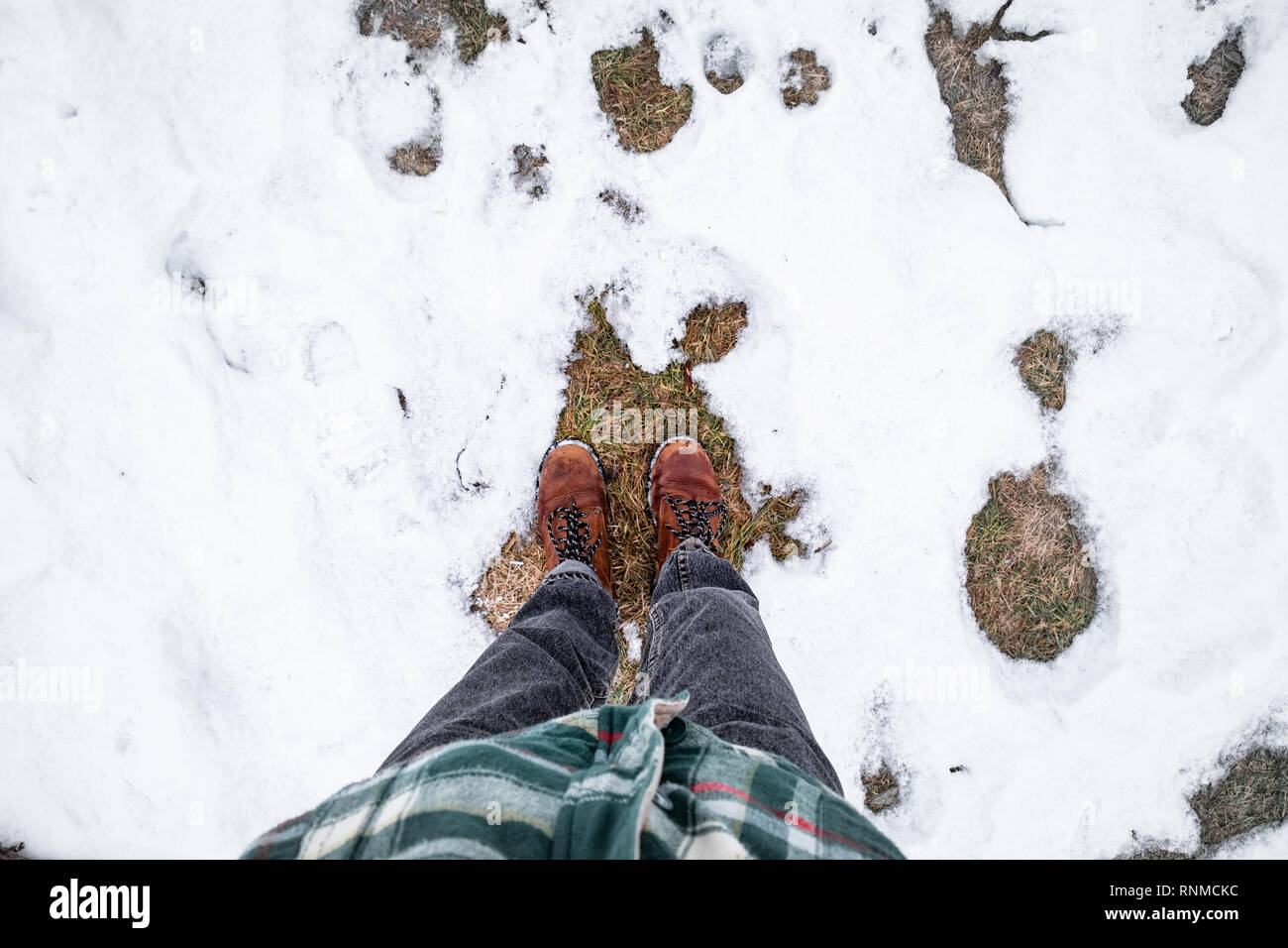 Füße im Schnee, Sicht. Direkt oberhalb der Schuß von Person in warme legere Kleidung einer Winterwanderung Stockfoto