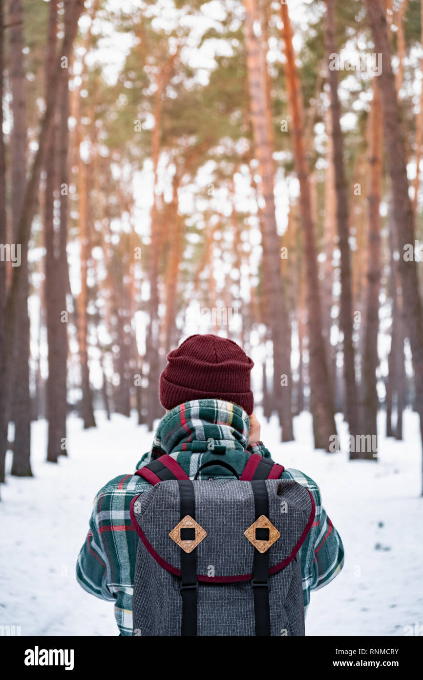 Wandern männliche Person im Winter Wald. Mann im karierten Hemd Winter Wandern im schönen verschneiten Wald Stockfoto