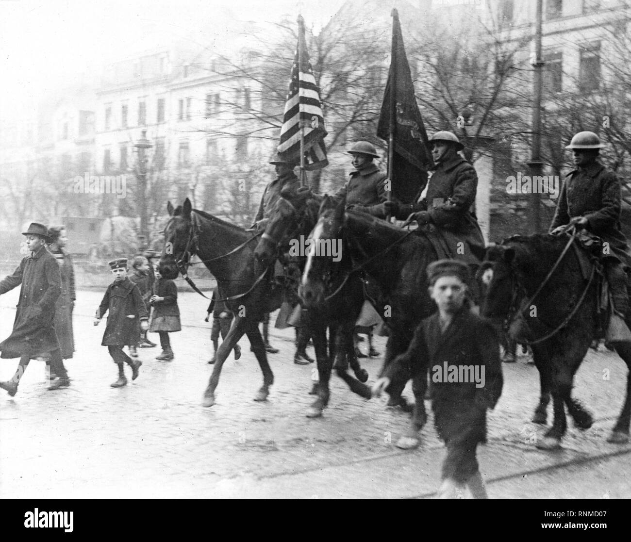 1919 - der Besatzungsarmee - "Stars and Stripes" den Rhein erreichen. Amerikanische Flagge und die Farben der ersten Division, 28. regt., triumphierend in Stadt Koblenz, Deutschland Stockfoto