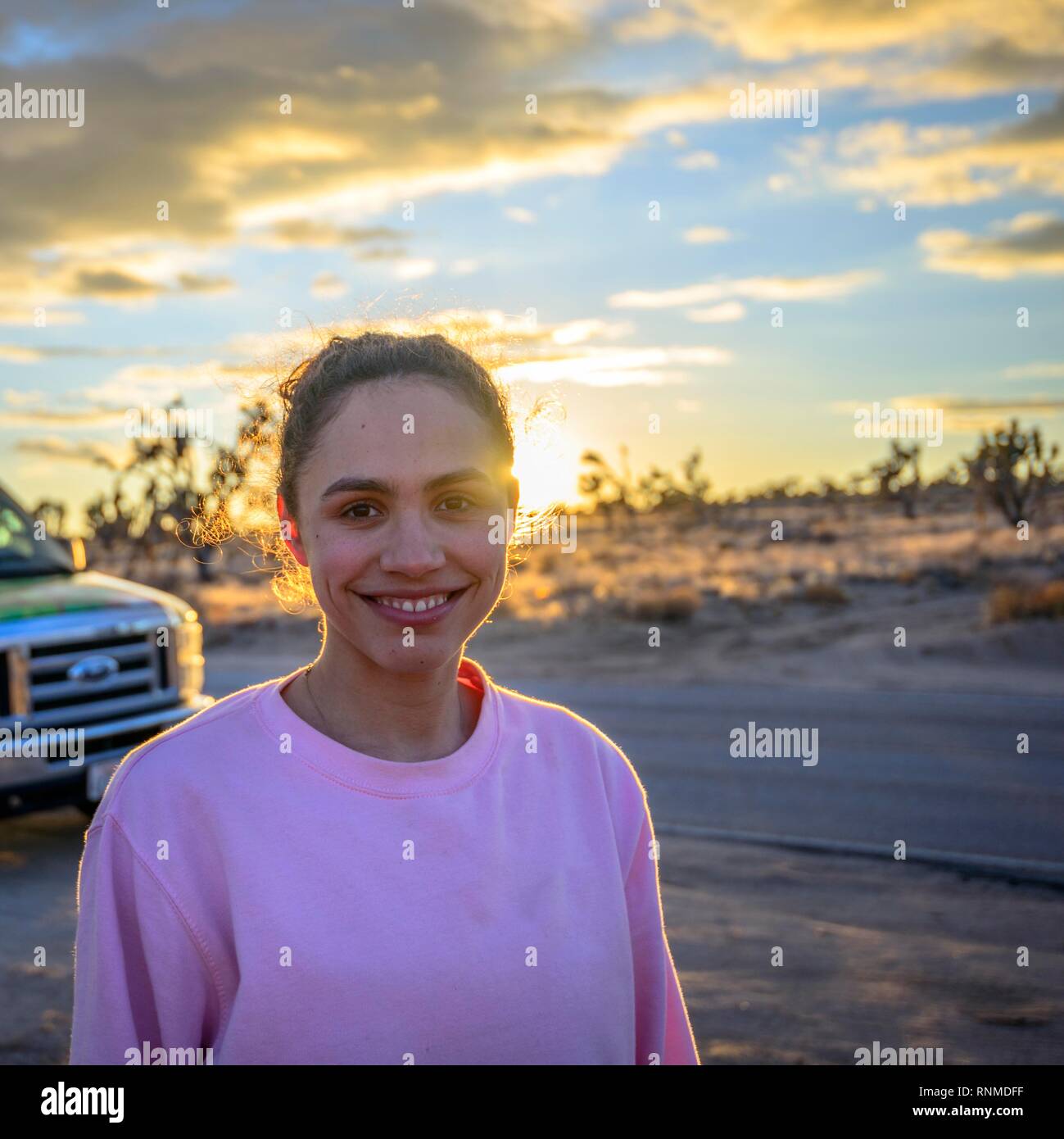Porträt einer schönen jungen Frau, Tourist, im Abendlicht, Mojave Wüste, Wüste, Landschaft, Mojave National Preserve Stockfoto