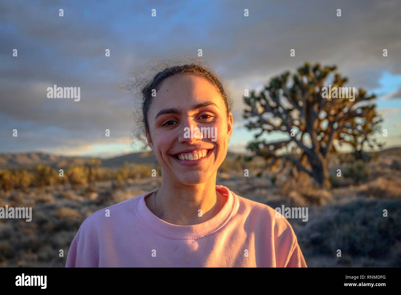 Porträt einer wunderschönen jungen Frau im Abendlicht, Mojave Wüste, Wüste, Landschaft, Mojave National Preserve, Kalifornien Stockfoto