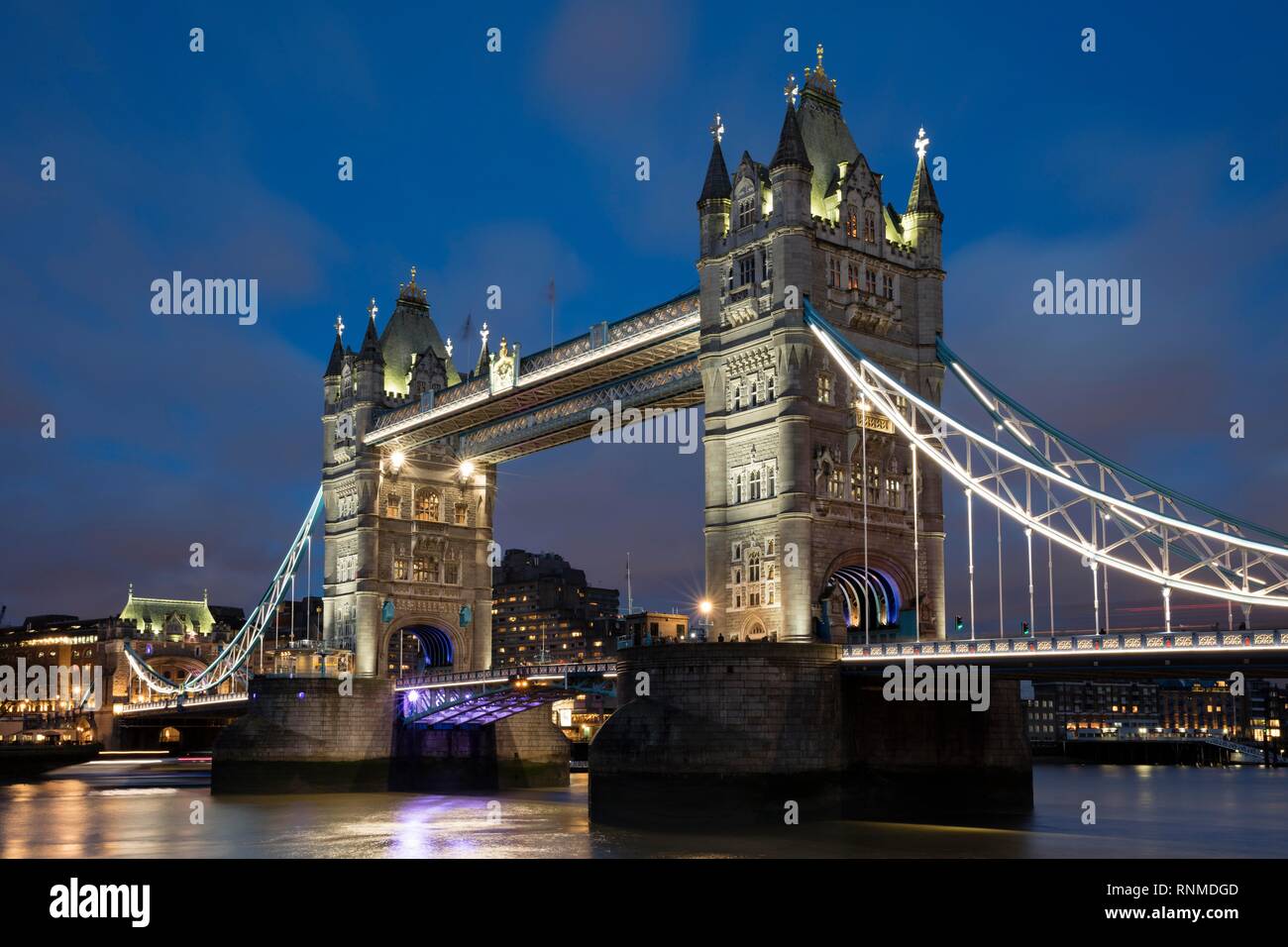 Tower Bridge, Dämmerung Dämmerung, London, England, Großbritannien Stockfoto