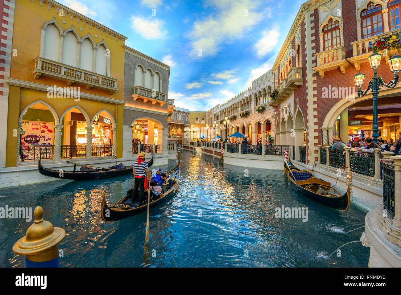 Replica Venedig, venezianischen Gondeln mit Touristen auf dem Kanal, Canale Grande, Grand Canal, unter künstlichem Himmel Stockfoto