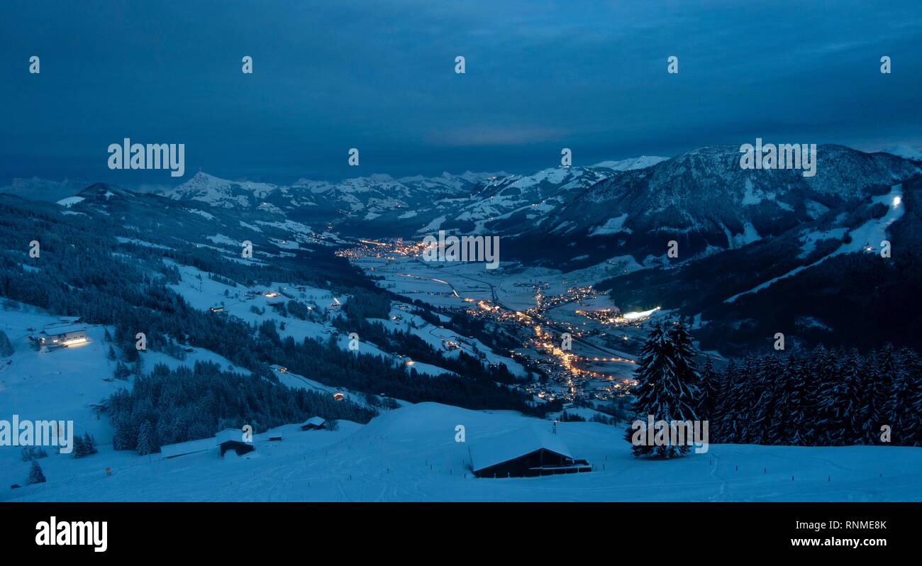 Ansicht im Morgengrauen von Hochbrixen in Brixen im Thale, Kirchberg und Kitzbühler Alpen, Tirol, Österreich Stockfoto