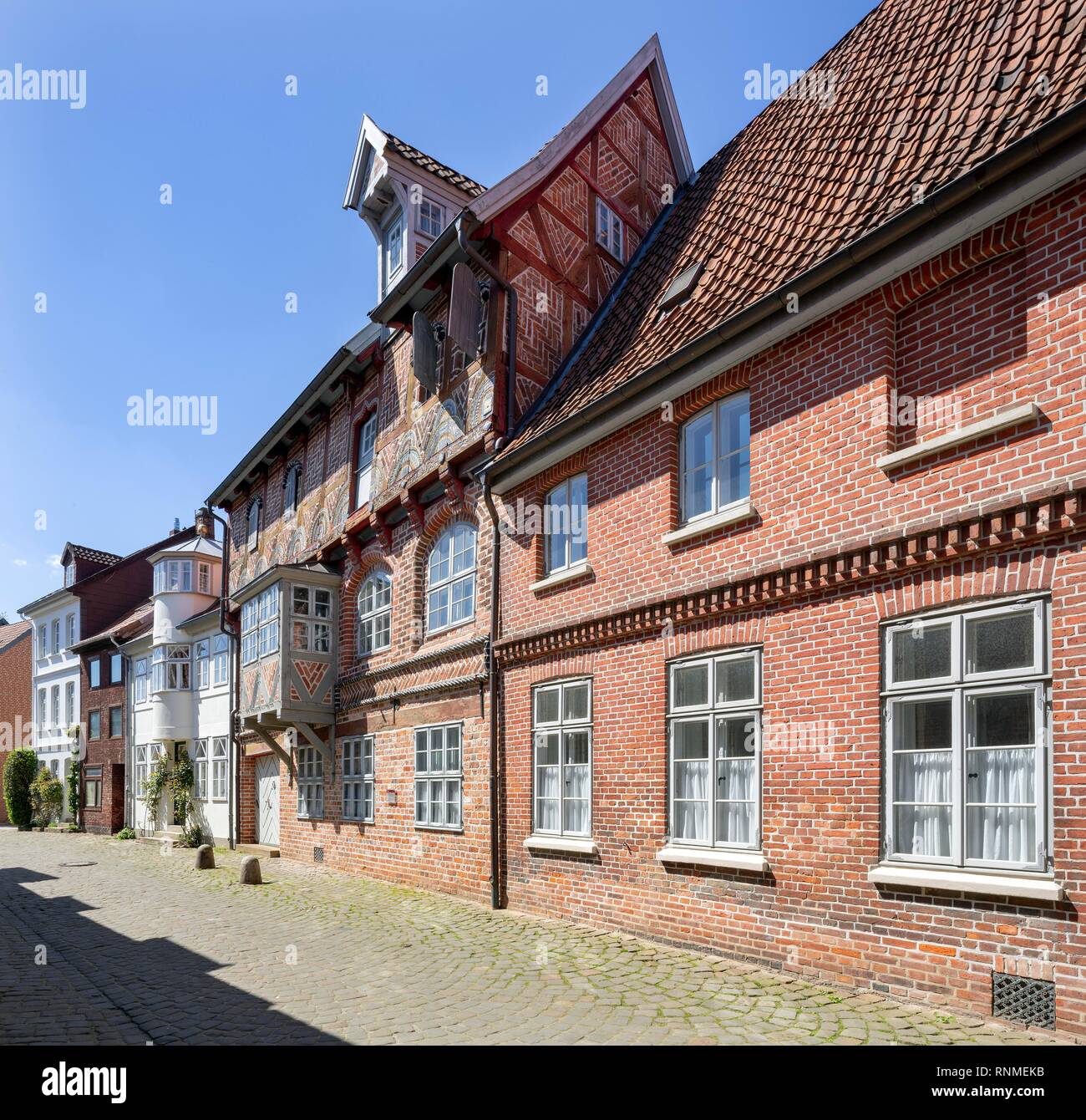 Straße Bahn mit historischen Bürgerhäusern, Obere Ohlingerstraße, Altstadt, Lüneburg, Niedersachsen, Deutschland Stockfoto