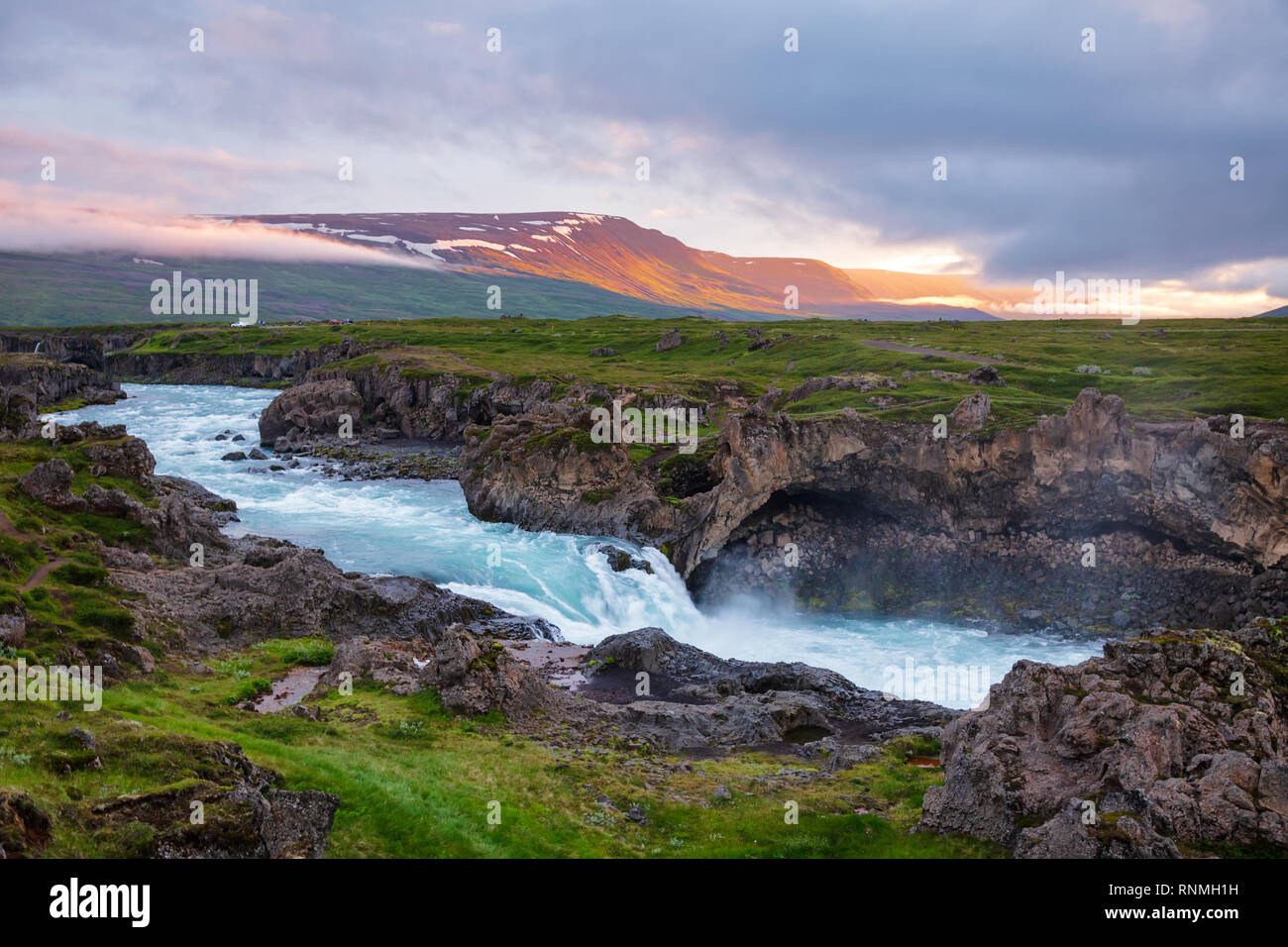 In der Nähe von Fluss skjálfandafljót Goðafoss (Wasserfall der Götter) Wasserfall am Anfang der Sprengisandur highland Road, nordöstlichen Island, Skandin Stockfoto