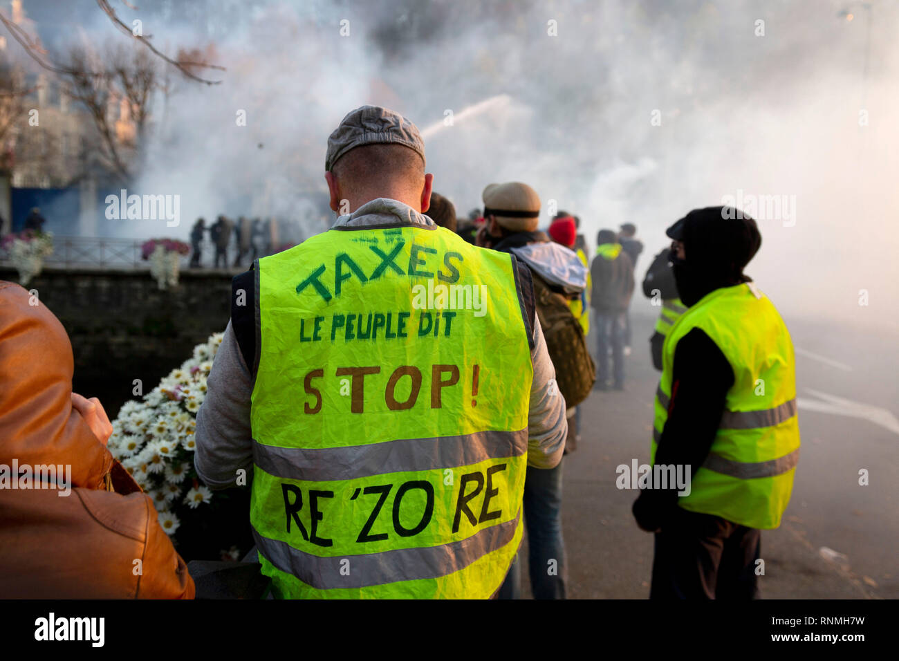 Demonstration der sozialen Demonstranten die 'Gilets jaunes' (gelb) in Fouesnant (Bretagne, Nord-westlichen) auf 2018/11/17. Motto "Steuern le peuple dIt Stockfoto