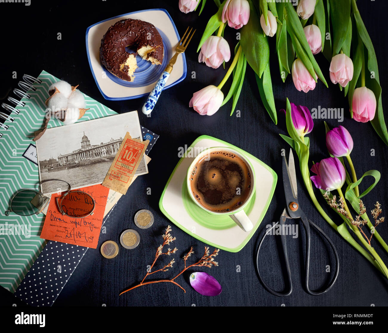Vintage Kaffee am Morgen und Tulpen auf Tisch Stockfoto