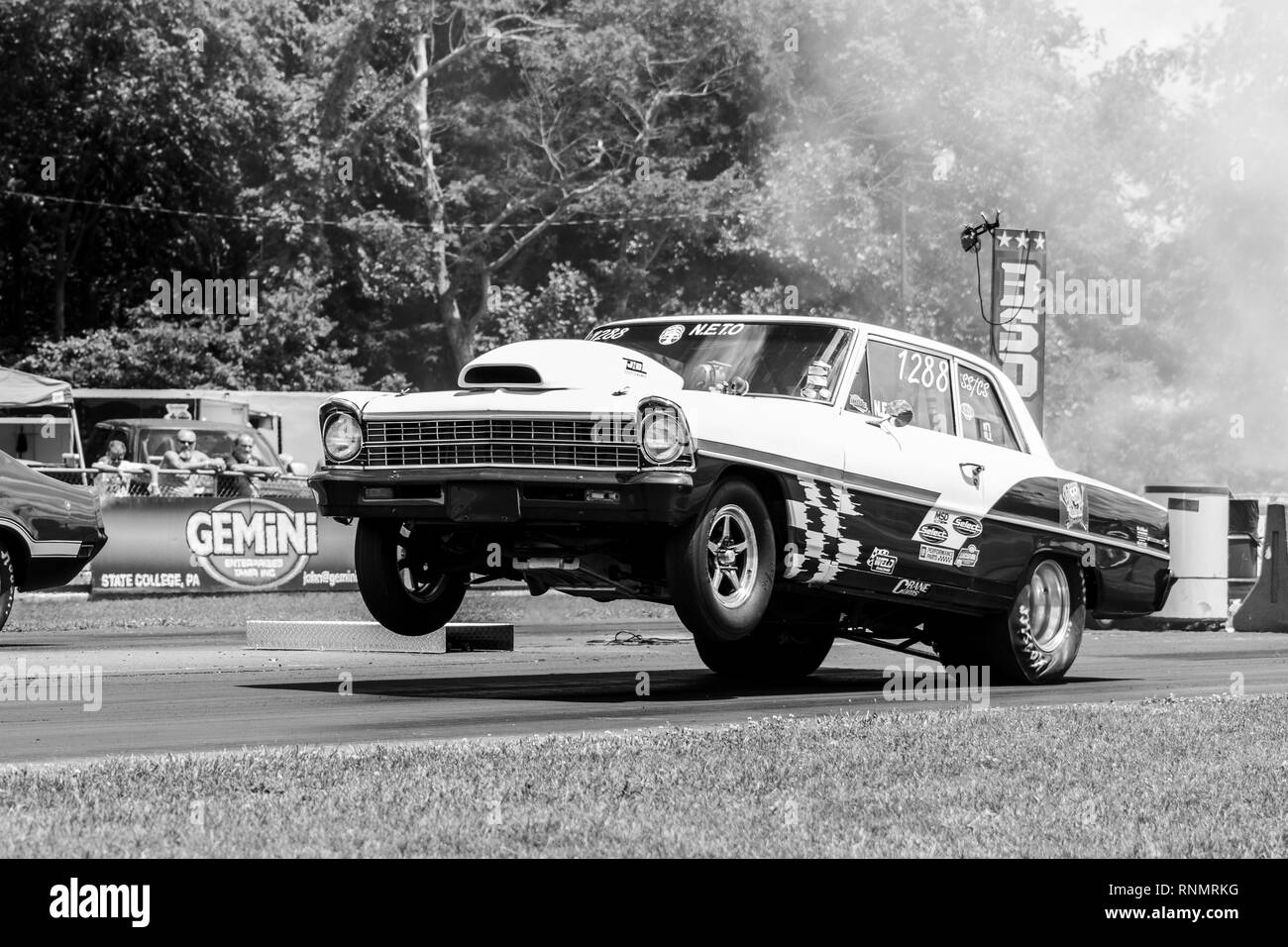 Alte Hot Rods Racing bei einem Drag Strip Stockfoto