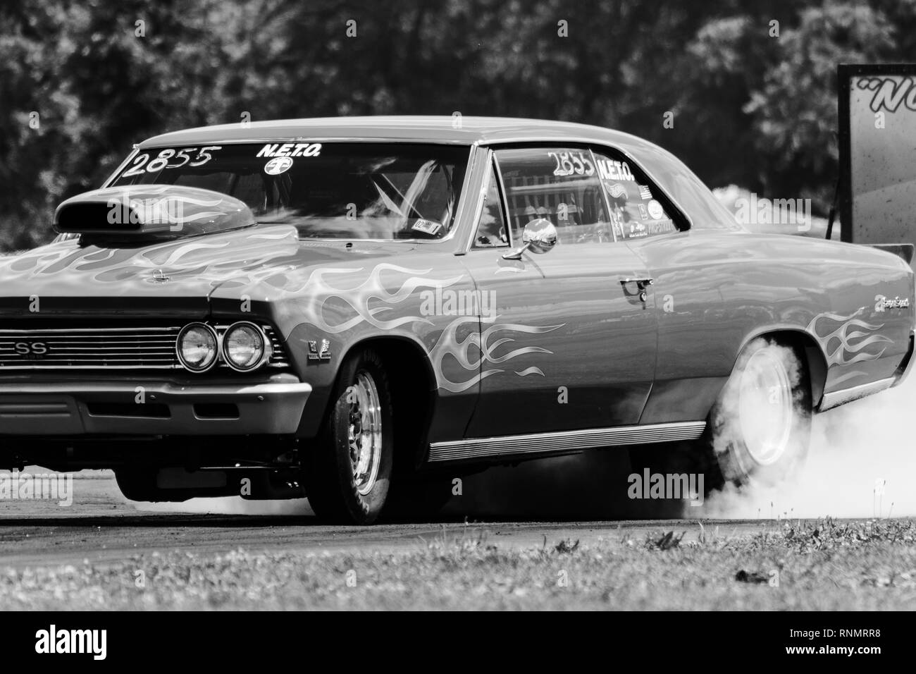 Alte Hot Rods Racing bei einem Drag Strip Stockfoto