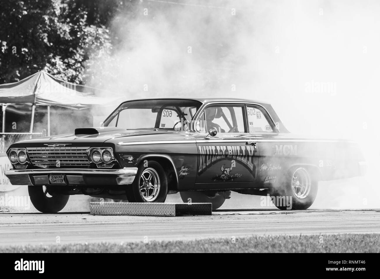 Alte Hot Rods Racing bei einem Drag Strip Stockfoto