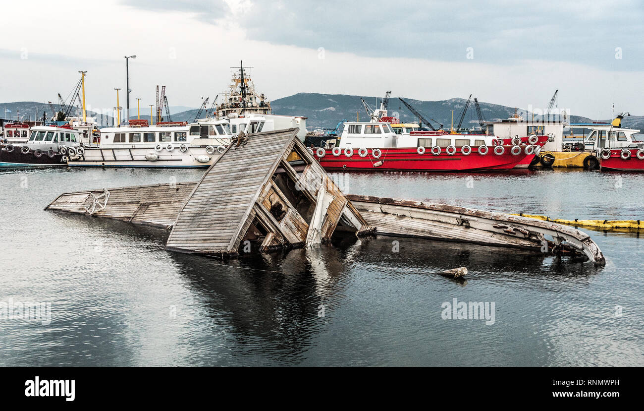 Boot Sinkt Stockfotos Und Bilder Kaufen Alamy