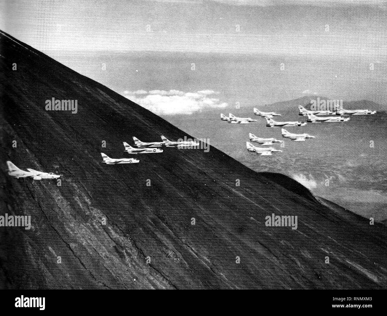 Carrier Air Wing 19 (USN) Flugzeuge im Flug c 1967. Stockfoto