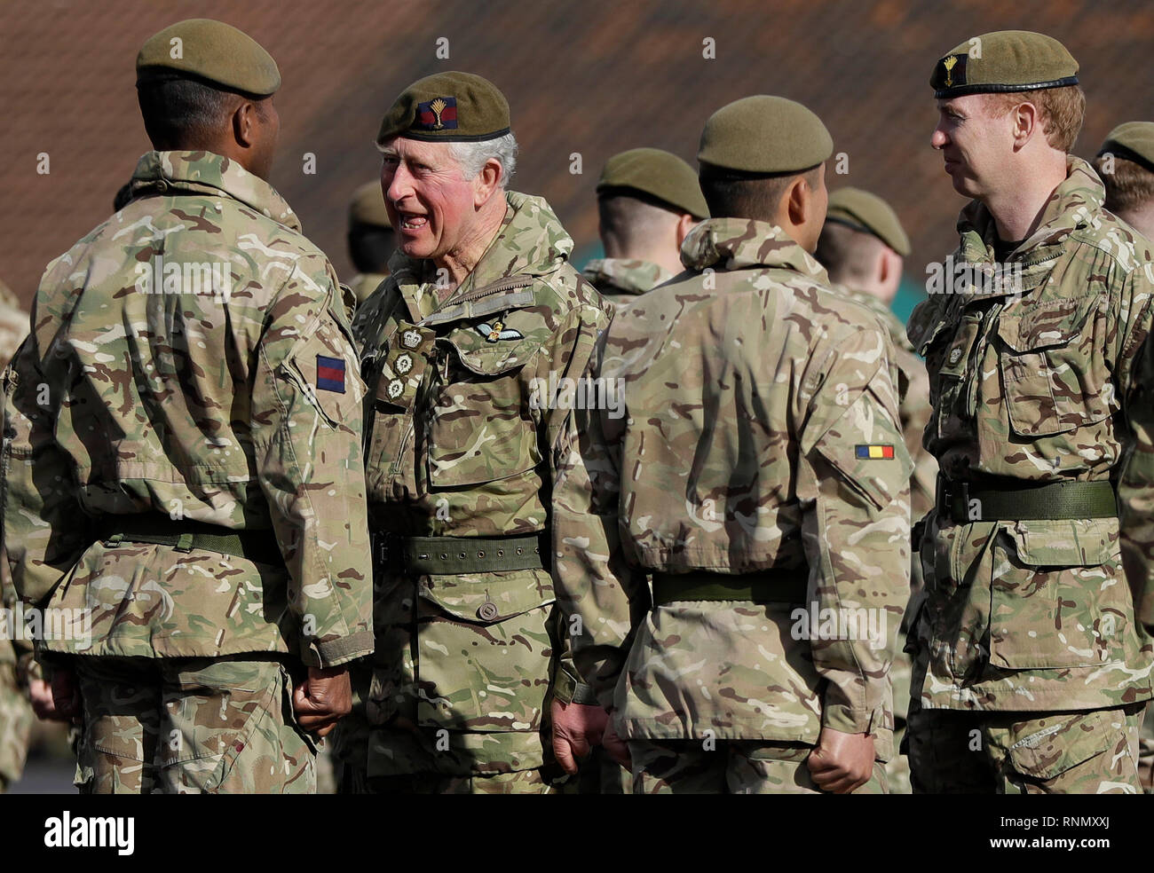 Der Prinz von Wales (Zweite links), Oberst Welsh Guards, präsentiert Kampagne Medaillen, die Soldaten von der 1 Bataillon Welsh Guards in Elizabeth, Kasernen, Pirbright Camp in Woking, die nach ihrer Rückkehr aus Afghanistan. Stockfoto