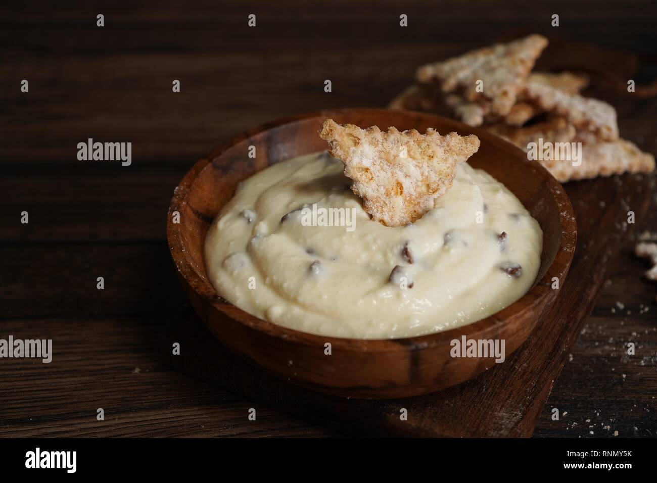 Hausgemachte Cannoli Dip mit Chips, selektiven Fokus Stockfoto
