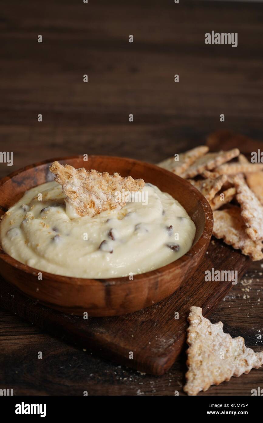 Hausgemachte Cannoli Dip mit Chips, selektiven Fokus Stockfoto