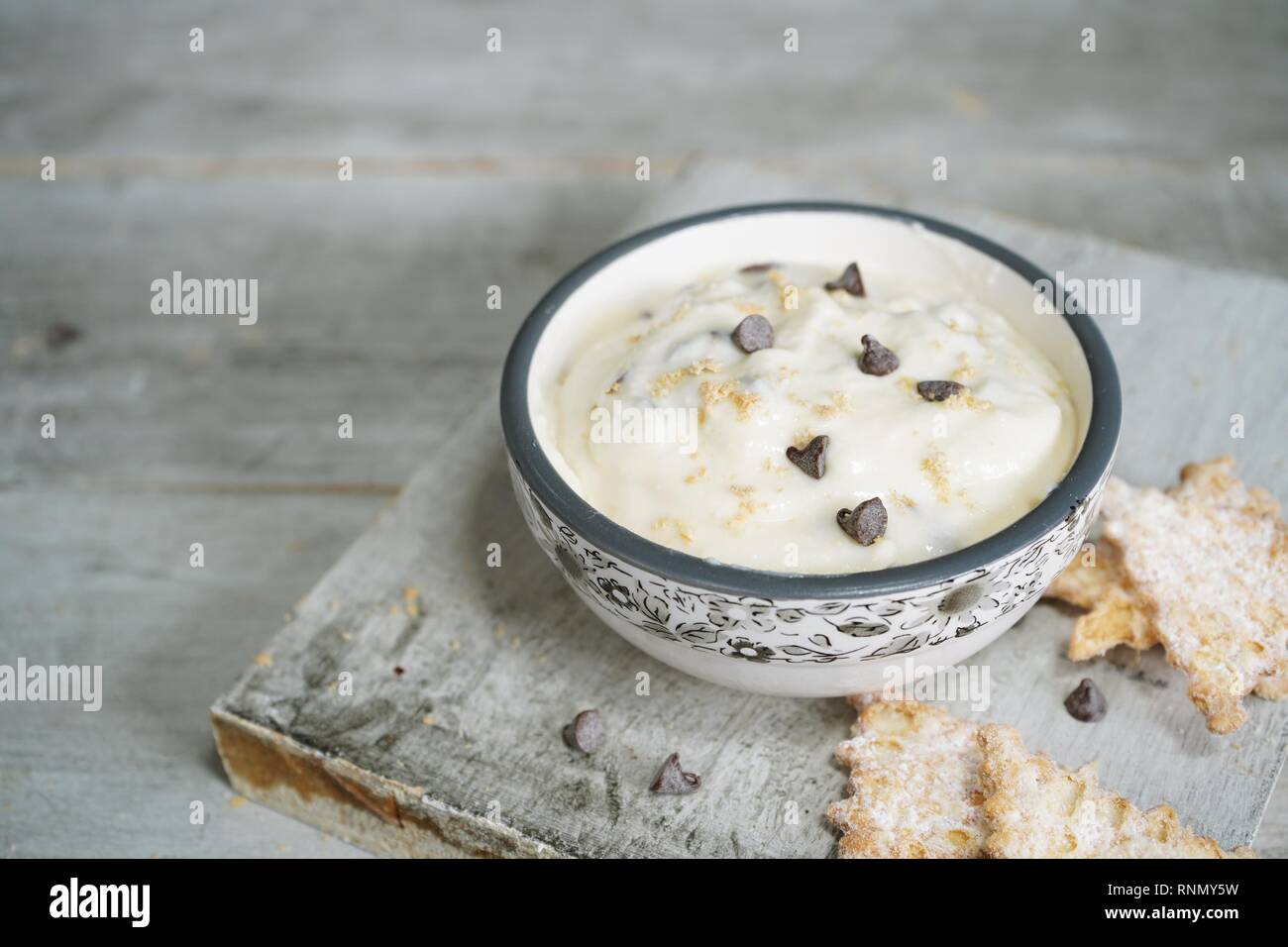 Hausgemachte Cannoli Dip mit Chips, selektiven Fokus Stockfoto