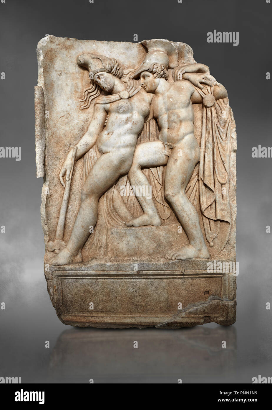 Römische Sebasteion Relief von Achilles und eine sterbende Amazon, Afrodisias Museum, Aphrodisias, Türkei. Vor grauem Hintergrund. Achilles-Support Stockfoto