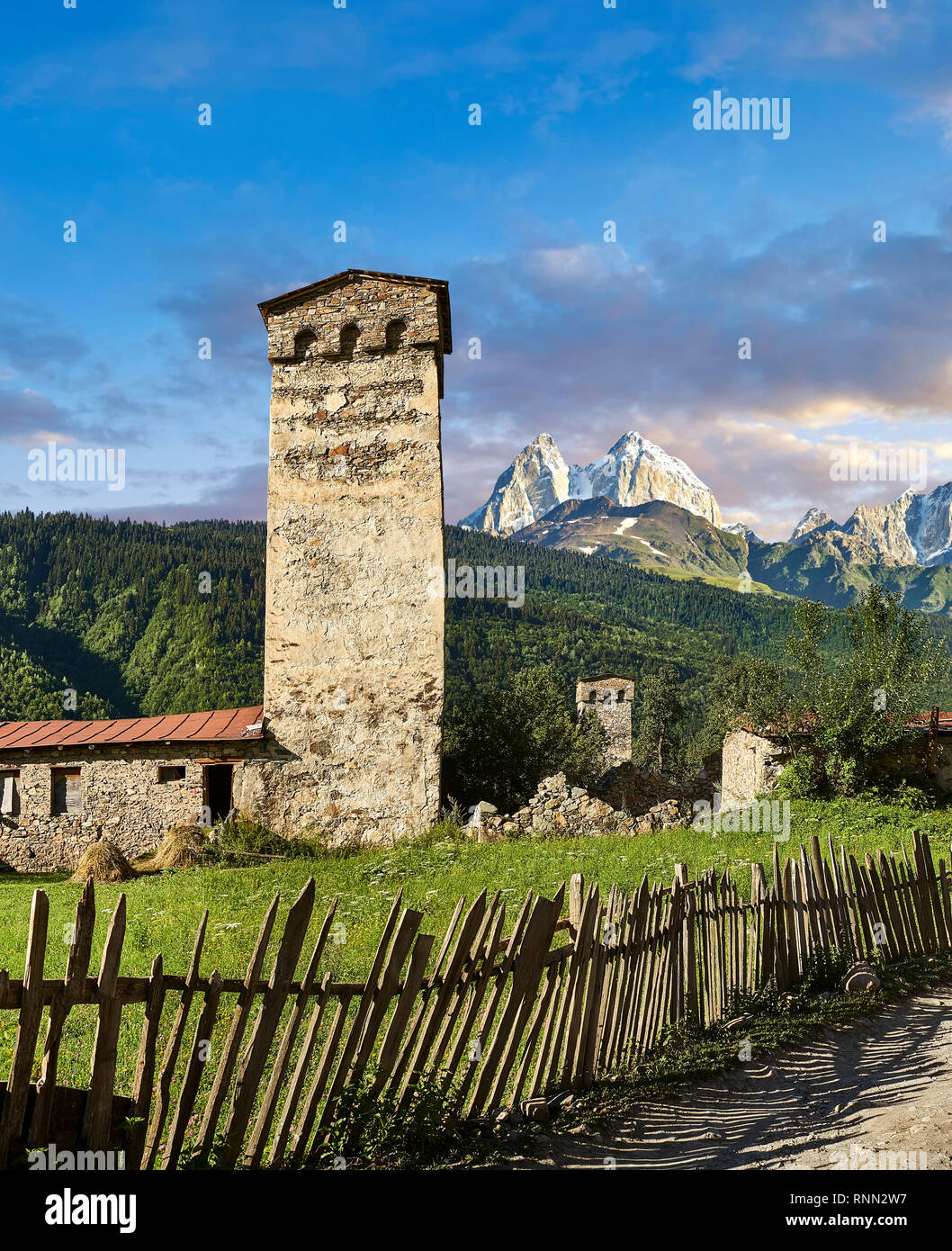 Stein mittelalterlichen Swanetien Turm beherbergt der Lashtkhveri Dorf im Kaukasus, obere Swanetien, Samegrelo-Zemo, Mestia Swanetien, Georgia. Ein uneso Stockfoto