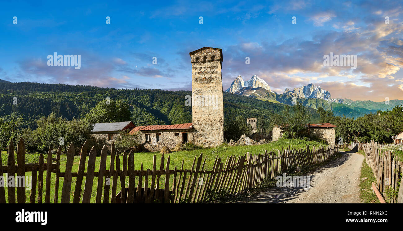Stein mittelalterlichen Swanetien Turm beherbergt der Lashtkhveri Dorf im Kaukasus, obere Swanetien, Samegrelo-Zemo, Mestia Swanetien, Georgia. Ein uneso Stockfoto