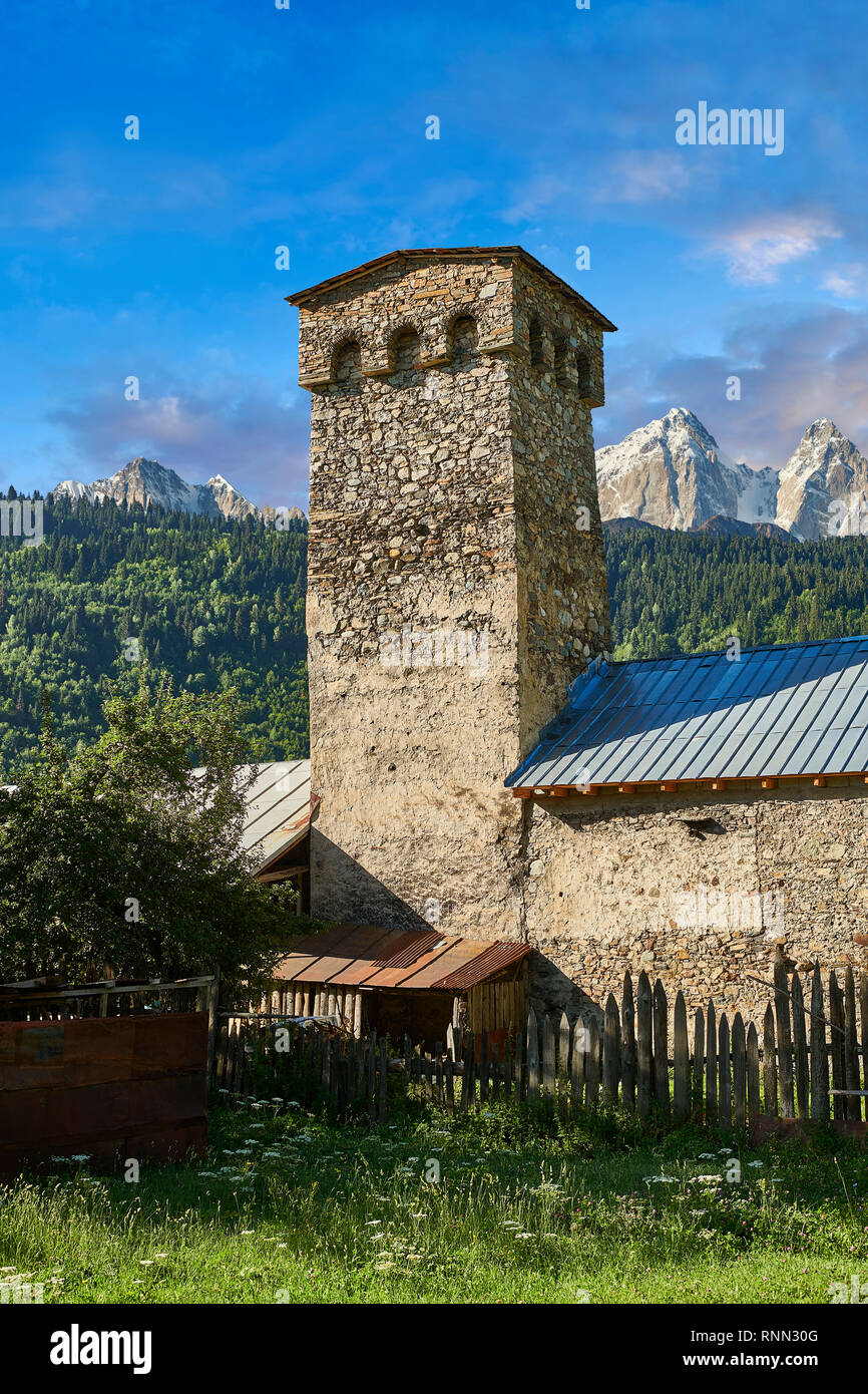 Stein mittelalterlichen Swanetien Turm beherbergt der Lashtkhveri Dorf im Kaukasus, obere Swanetien, Samegrelo-Zemo, Mestia Swanetien, Georgia. Ein uneso Stockfoto