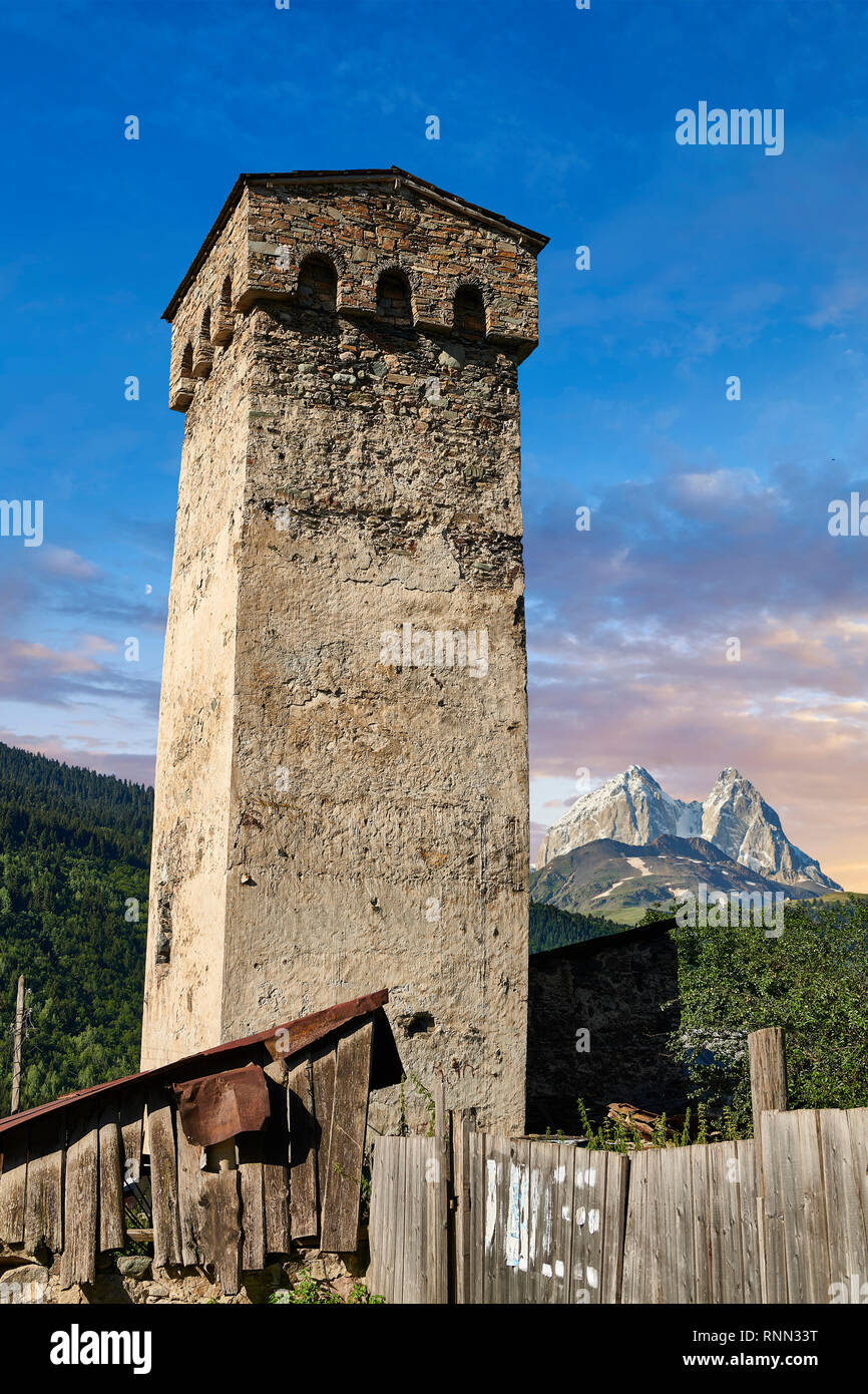 Stein mittelalterlichen Swanetien Turm beherbergt der Lashtkhveri Dorf im Kaukasus, obere Swanetien, Samegrelo-Zemo, Mestia Swanetien, Georgia. Ein uneso Stockfoto