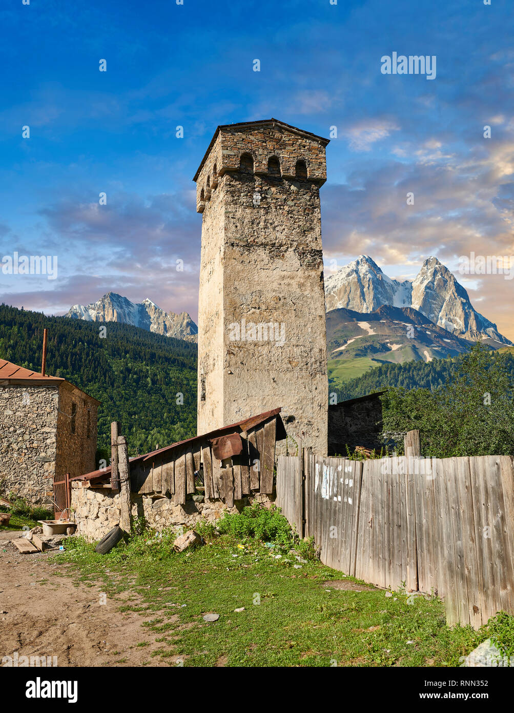 Stein mittelalterlichen Swanetien Turm beherbergt der Lashtkhveri Dorf im Kaukasus, obere Swanetien, Samegrelo-Zemo, Mestia Swanetien, Georgia. Ein uneso Stockfoto